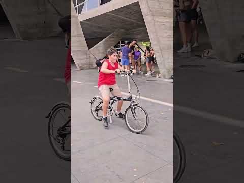 3 Adolescentes com a Mesma Missão: Aprender a Pedalar! · vídeo Pedalamos no YouTube