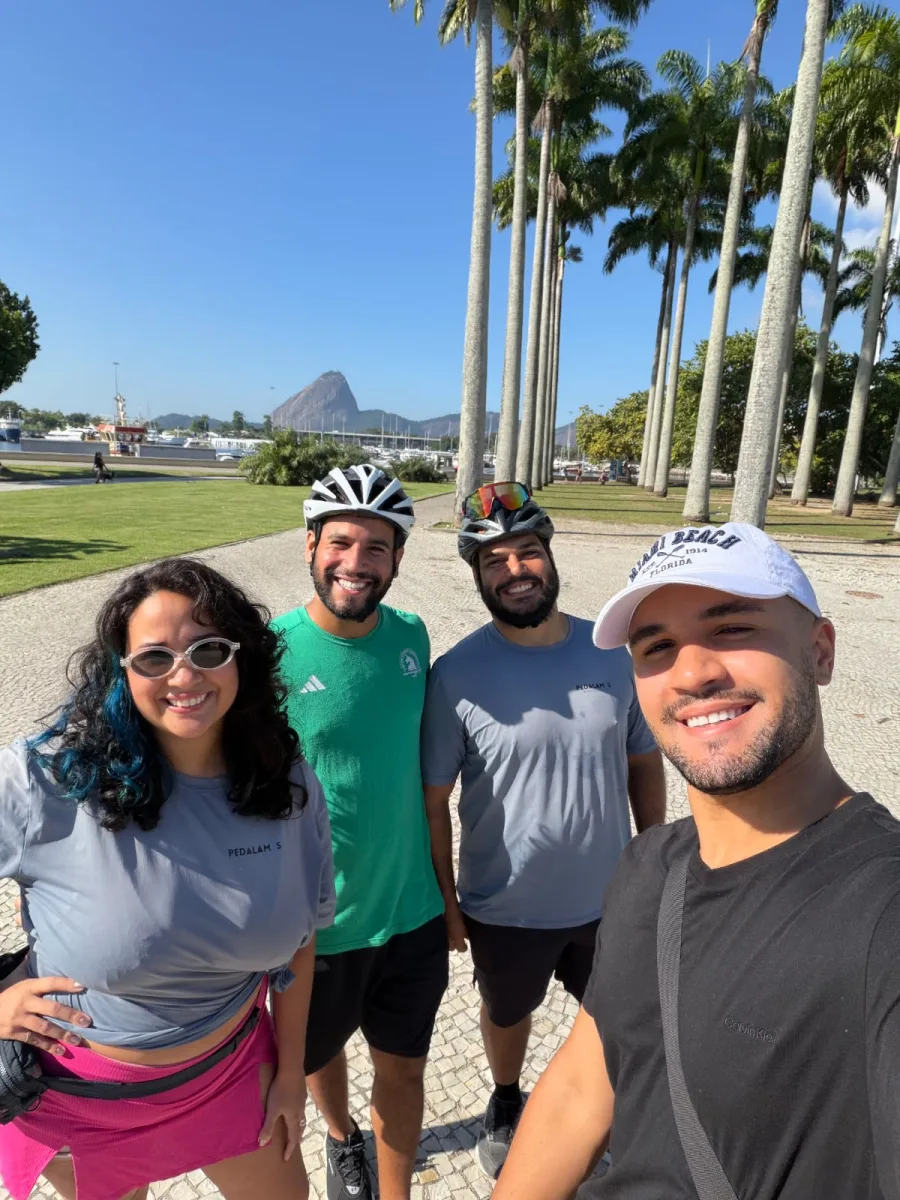Equipe da Pedalamos no Jardins do MAM, com o Pão de Açúcar ao fundo
